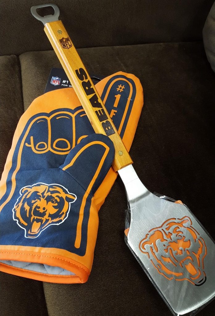 A Chicago Bears Grill Mitt and a Chicago Bears Sportula spatula.
